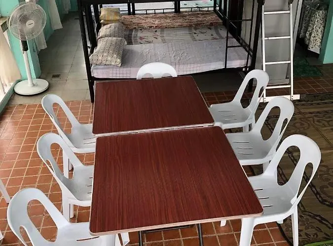 The Mansion - Backpackers Near Airport Appartamento