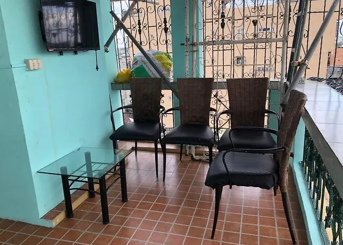 The Mansion - Backpackers Near Airport *