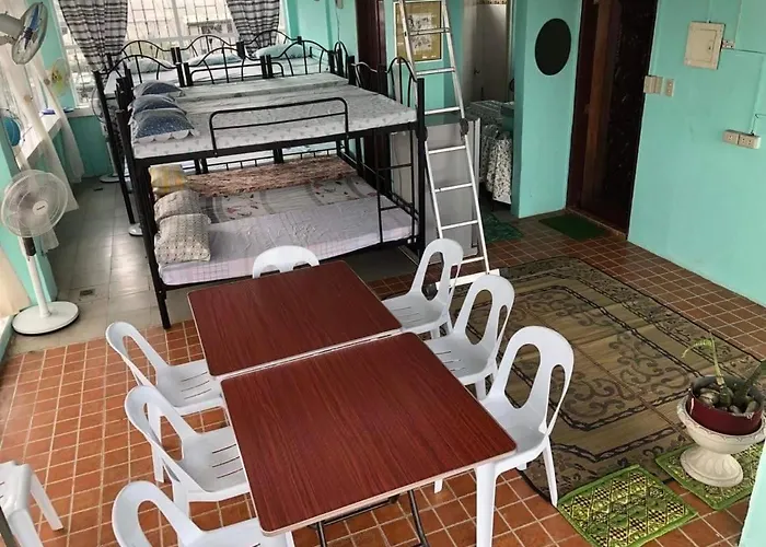 The Mansion - Backpackers Near Airport