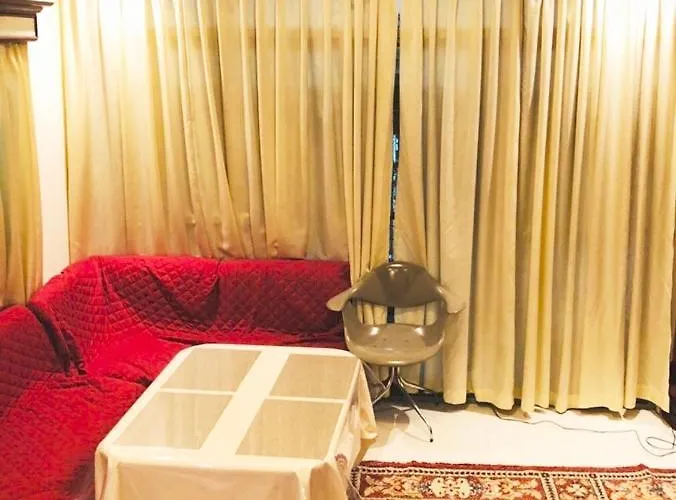 The Mansion - Backpackers Near Airport