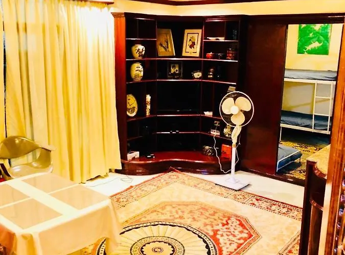 The Mansion - Backpackers Near Airport