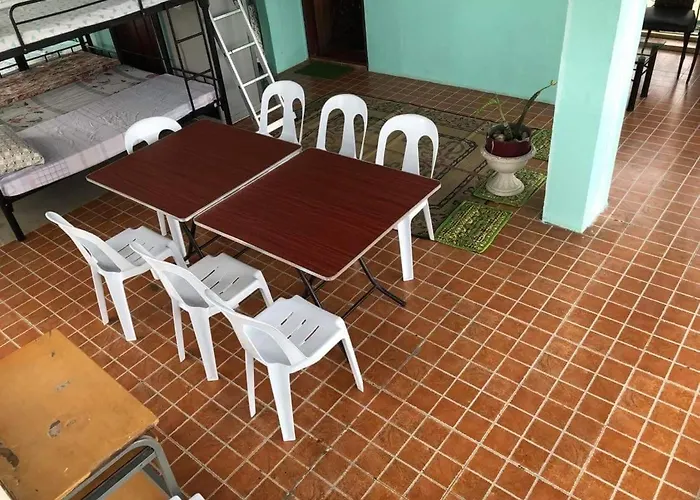 The Mansion - Backpackers Near Airport *