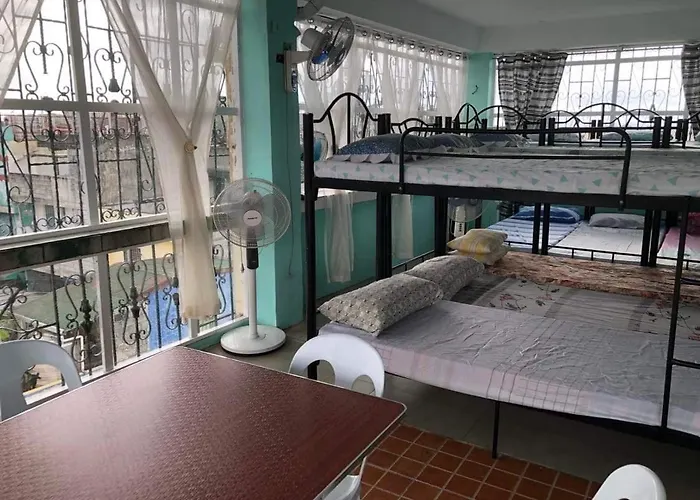 The Mansion - Backpackers Near Airport Appartamento