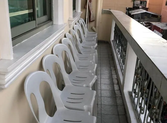 The Mansion - Backpackers Near Airport *