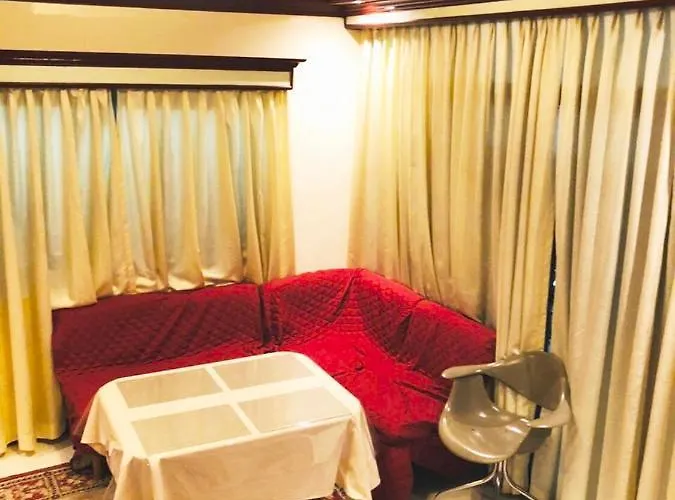 The Mansion - Backpackers Near Airport *