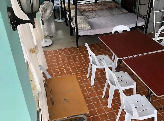 The Mansion - Backpackers Near Airport Appartamento *