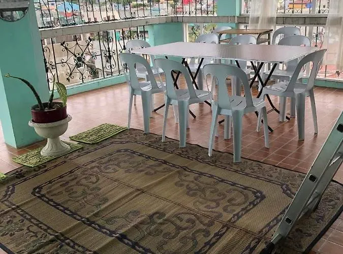 The Mansion - Backpackers Near Airport