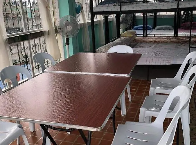 The Mansion - Backpackers Near Airport Appartamento