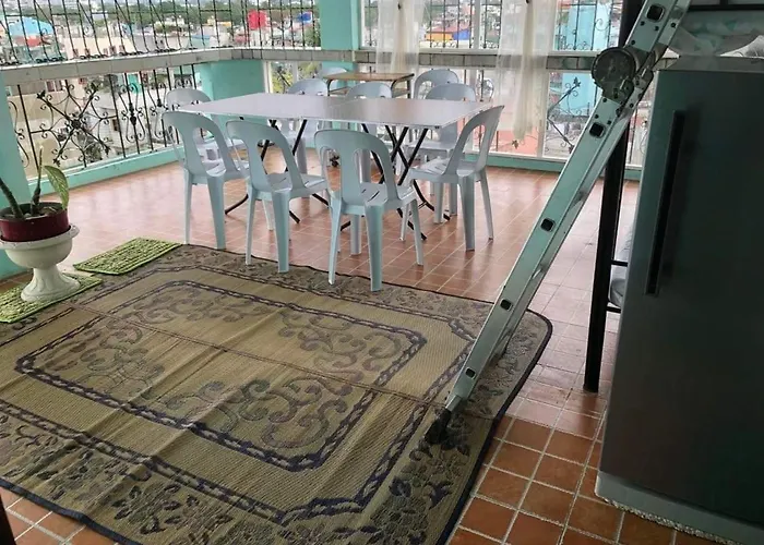 The Mansion - Backpackers Near Airport