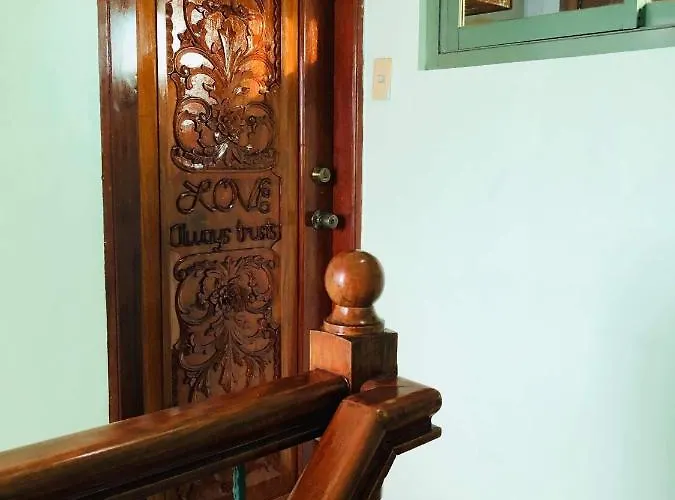 The Mansion - Backpackers Near Airport *