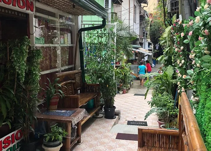 The Mansion - Backpackers Near Airport
